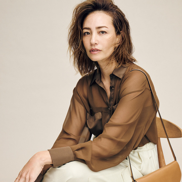 大人がシアーシャツを上品に着るコツは？【エレガントでかっこいいブラウン】