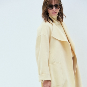 “たまごイエロー”色で今年らしく。アンクレイヴ ホワイトのリバーコート