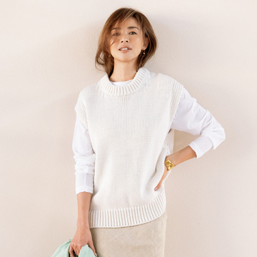 【50代が買うべき春服】ニットジレを重ねてTシャツスタイルに抜け感を