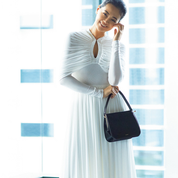 【働くJマダムの華やぐワンピース】愛らしく高貴な雰囲気の「フェラガモ」の白ワンピース