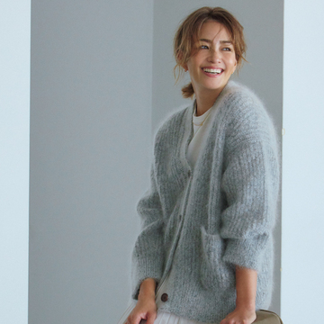 【センスのいいリュクスなグレー】女らしさが高まる「グレー&白」のコーデ