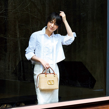 「ヴァレンティノ ガラヴァーニ」のかごバッグは装いを選ばず使えて手なじみも絶妙！【富岡佳子のリュクスなかごバッグ】