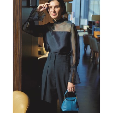 ツヤと透け感が美しいオーガンジーブラウスで、大人のオーラを放つ黒スタイルに。気温10℃｜12/31(日)【50代の毎日コーデ】