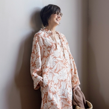 リラクシーな花柄ワンピースで季節を先取り！富岡佳子さんのフローラルプリントコーデ
