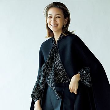 ブラウスとも好相性！シックな黒の「ケープコート」で美しく