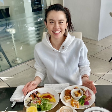 コンラッドで朝食を♡ニットパンツコーデ　カーキ編♪