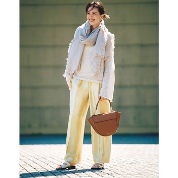 今どきなルーズシルエットの装いには、ゴールドパンツのツヤでエレガントさを添えて。最高気温25℃｜6/11(火)【50代の毎日コーデ】