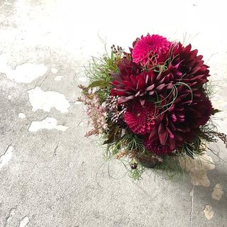 艶やかで気品あるダリアのブーケ