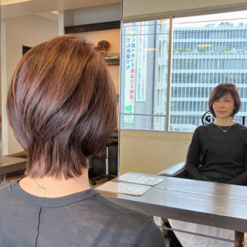 【50代ヘアスタイル】秋色ひし形のショートボブ。