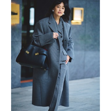 グレーチェックのスーチングの品格をリュクスな黒バッグでさらに高める！気温11℃｜12/18(月)【50代の毎日コーデ】