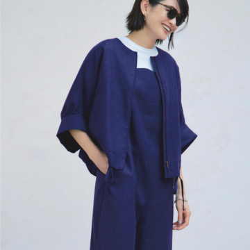 ブルゾンとサロペットのセットアップが週末のリラックスコーデのおしゃれ度を格上げ。気温29℃｜7/27(日)【50代の毎日コーデ】