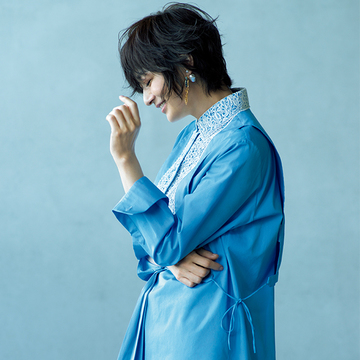 堅くなりがちな「ブルーシャツ」もレースビブで女性らしい印象に！
