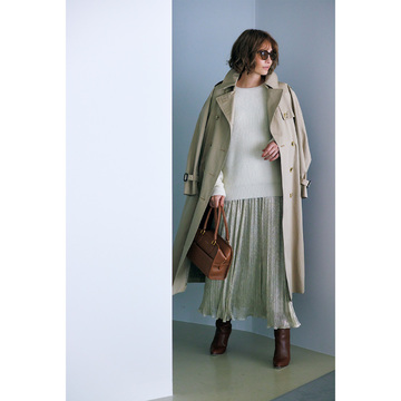 ラメスカートの艶で定番トレンチコートに華やかさと鮮度をプラス。気温17℃｜3/24(金)【50代の毎日コーデ】