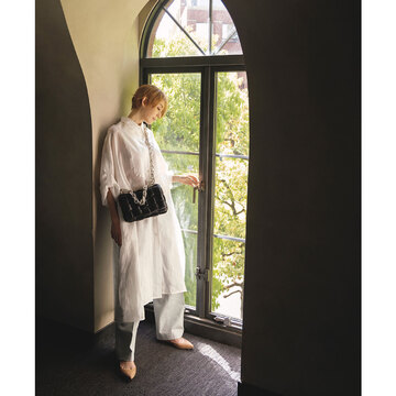 ルーズ感のある装いをチェーンバッグの存在感でモードに格上げ。最低気温20℃｜9/14(木)【50代の毎日コーデ】