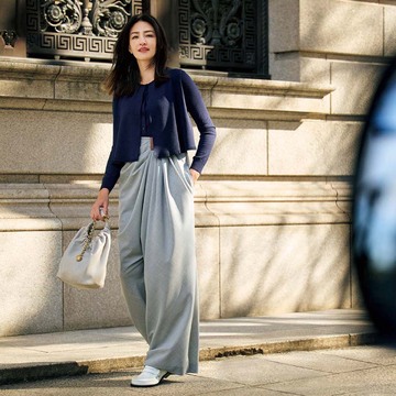 歩くたびに美しいシルエットを描く“アシンメトリー”なデザインのドレープパンツ