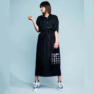 50代からの支持率高め！きれいめスタイルに映える「ピエール アルディ」のシルバースニーカー