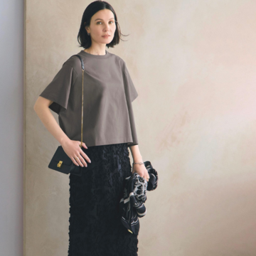 華やかなフラワージャカードスカートをくすみカラーTシャツで外してこなれ感アップ！気温34℃｜8/10(日)【50代の毎日コーデ】