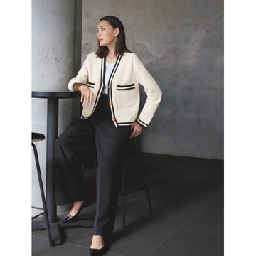 リッチに見えて着心地は軽やかなニットジャケットが主役のモノトーンコーデで仕事モードにスイッチ！気温21℃｜5/7(水)【50代の毎日コーデ】