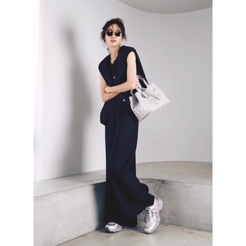 シルバースニーカーを投入して、ブラックコーデを今っぽくキレよく仕上げる！気温30℃｜9/21(土)【50代の毎日コーデ】