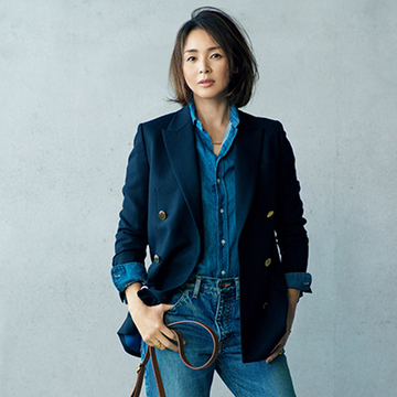 金のボタンが存在感放つ！ダブルブレストのネイビージャケットでデニムスタイルを格上げ