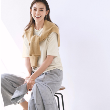 ベロアTシャツにニットを肩がけして、いつもの通勤コーデに柔和なエッセンスを加える。気温22℃｜10/20(月)【50代の毎日コーデ】