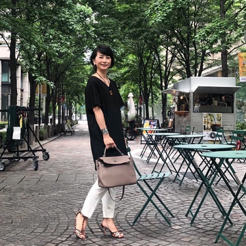 ゆったりシルエットの黒リネンチュニック