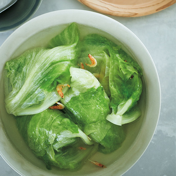 初夏の旬食材で作る「レタスの丸ごとスープ煮」【ウー・ウェンさんのからだ想いの家中華】