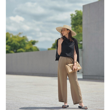 光沢のあるベージュとマットな黒で、リラックス感と女っぽさの絶妙バランスがかなう。気温31℃｜8/15(火)【50代の毎日コーデ】