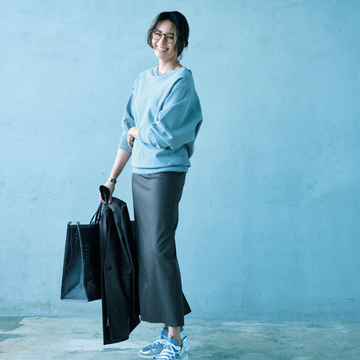 スウェットやスニーカーを加えて大人の洗練カジュアルに【ナロースカートの着こなし新ルール】