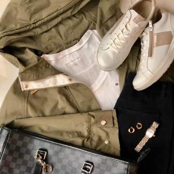 アシックスのスニーカー、ペダラ