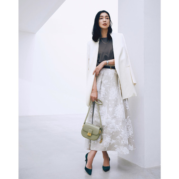 淡いニュートラルカラーのボタニカル柄スカートで上品な夏のお出かけ服に。気温33℃｜7/17(月)【50代の毎日コーデ】