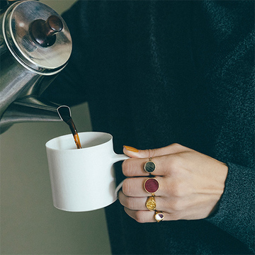 リングは4本以上。自由な発想で身につける「カレッジ風リング」