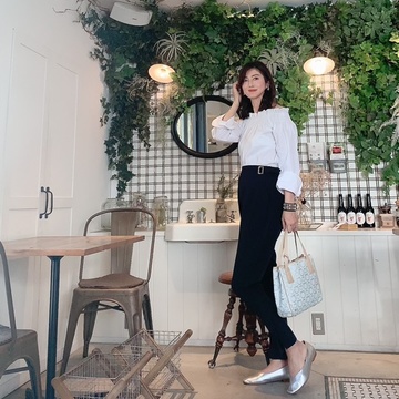 オフショルダーシャツで赤坂のcafeへ