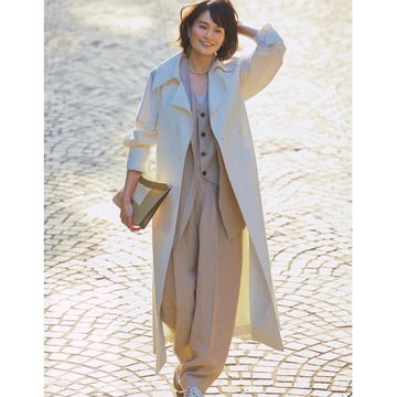 エクリュホワイトのロングコートを主役に、春らしくクリーンな装いでお出かけ。気温17℃｜4/4(金)【50代の毎日コーデ】
