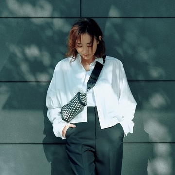 薄軽アウター代わりに短め丈の白シャツをはおってスタイルアップ【さらっとはおれるシャツ】