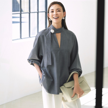 辛口モードなボリュームブラウスに白パンツで柔和な印象を上乗せ。気温27℃｜10/8(水)【50代の毎日コーデ】