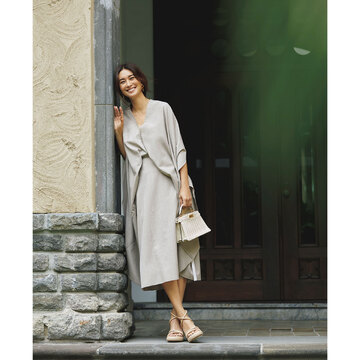 袖のドレープが優美に揺れるドレスで、品のよさを放ちながらお出かけ。最低気温20℃の晴れの日｜9/15(金)【50代の毎日コーデ】