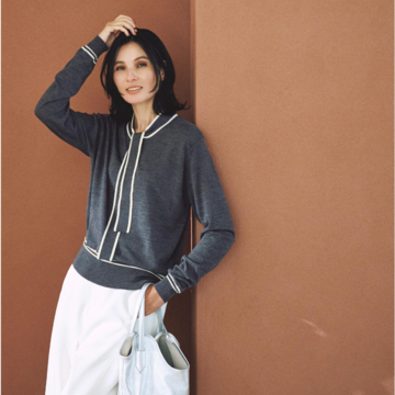 絵になるボウタイつきニットで、簡単ワンツーコーデも上品に見せる。気温17℃｜12/2(火)【50代の毎日コーデ】