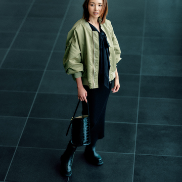 大人の女性が着やすいMA-1はこれ！ 細身のスカートでスタイリッシュに決めて