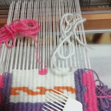 手織りでキリム制作に挑戦中