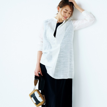 シアーシャツの軽やかな透け感は定番ボトムにきかせて【50代に似合うコーディネートの正解】