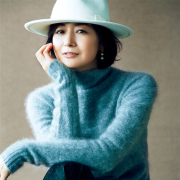 富岡佳子が着こなす「品格グレー」 五選