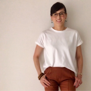 定番白Tシャツ、今年はゆったりめで。