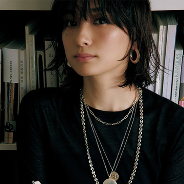 クルーネックの黒ニットは「攻めのレイヤードネックレス」でドレスアップ