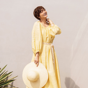 初夏の日差しに映える「ロロ・ピアーナ」のリネンワンピース