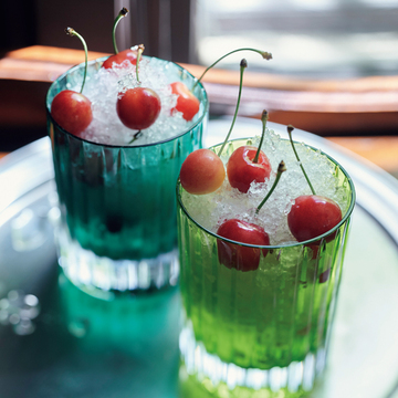 【夏のお茶時間が豊かになる食器】「バカラ」のタンブラーにかき氷とフルーツを乗せて