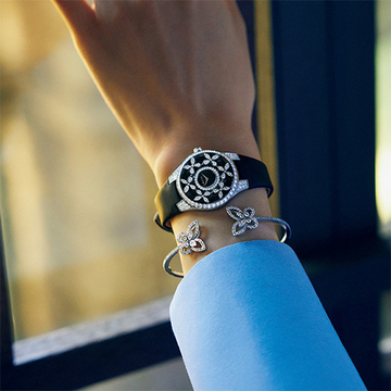 手もとに輝くバタフライが舞う「グラフ」のジュエリーウォッチ