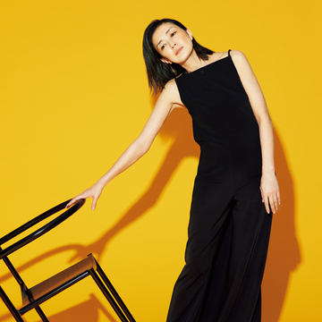 【板谷由夏と50歳からの新名品】上品で洗練されたディテールがきわだつクレージュのジャンプスーツ