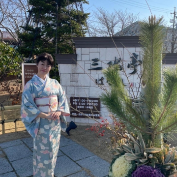 新年あけましておめでとうございます。今年最初のご挨拶はお着物で。本年もよろしくお願いいたします。