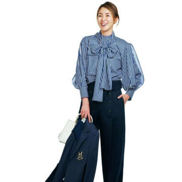 華やかな存在感あるボウタイブラウスはマリンパンツでモードな印象に【50代に似合うコーディネートの正解】